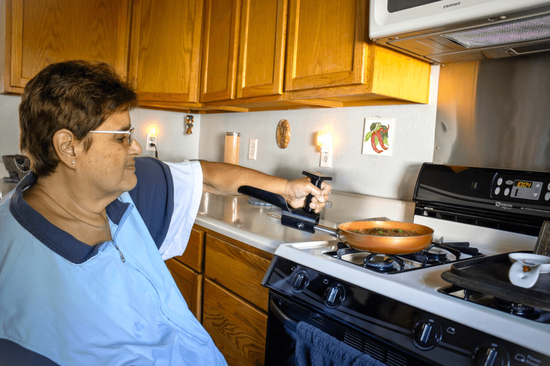 Felica using the Adaptive Pan handle while cooking